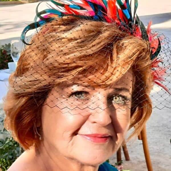 madrina con tocado de plumas para vestido largo