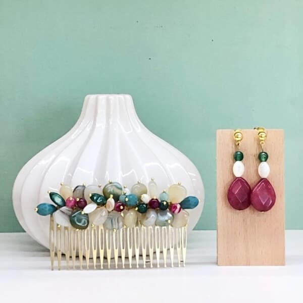 peineta y pendientes fuxia de invitada