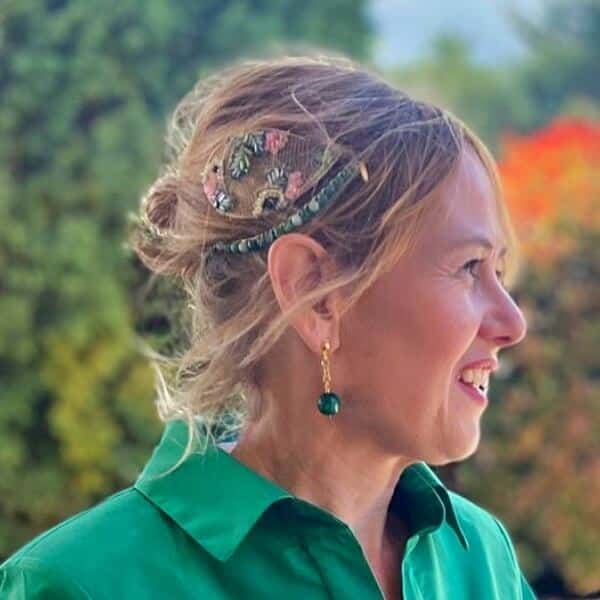 invitada de boda con vestido largo y adorno de pelo sencillo